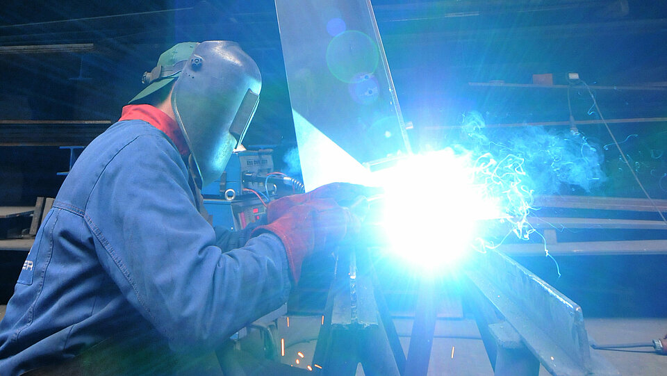 Work of a certified welder on a steel structural component at Rädlinger
