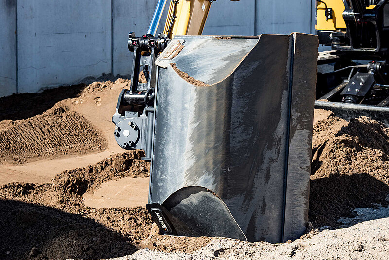 Grading Bucket tilted by 90 degrees on a Rädlinger Tilt 90