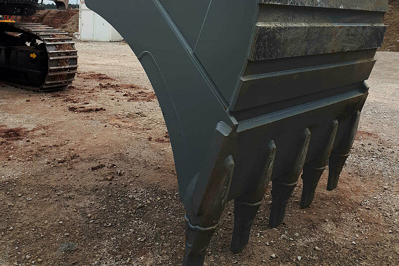 Close-up of the reinforced side cutting edge and blade on a Backhoe Bucket Individual/Heavy by Rädlinger
