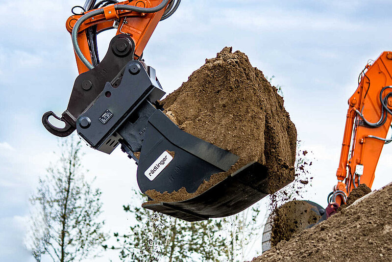 Backhoe Bucket with built-in Rädlinger Tilt Motor