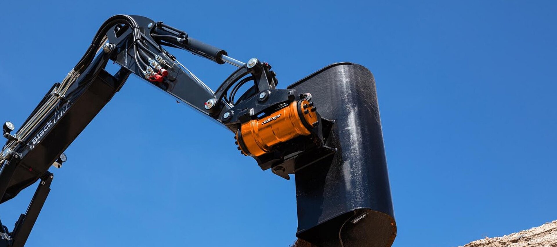 Tilt motor for excavators with tilted bucket