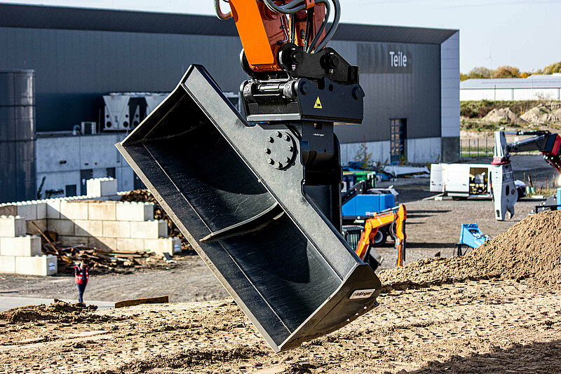 Tilted Ditch Cleaning Bucket with Tilt Motor (11 to 40 t) by Rädlinger