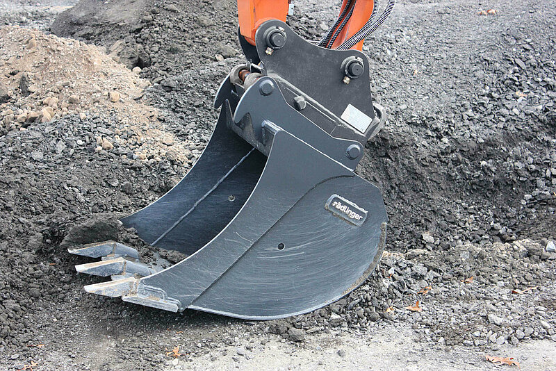 Side view of the Standard Backhoe Bucket (6 to 12 t) by Rädlinger