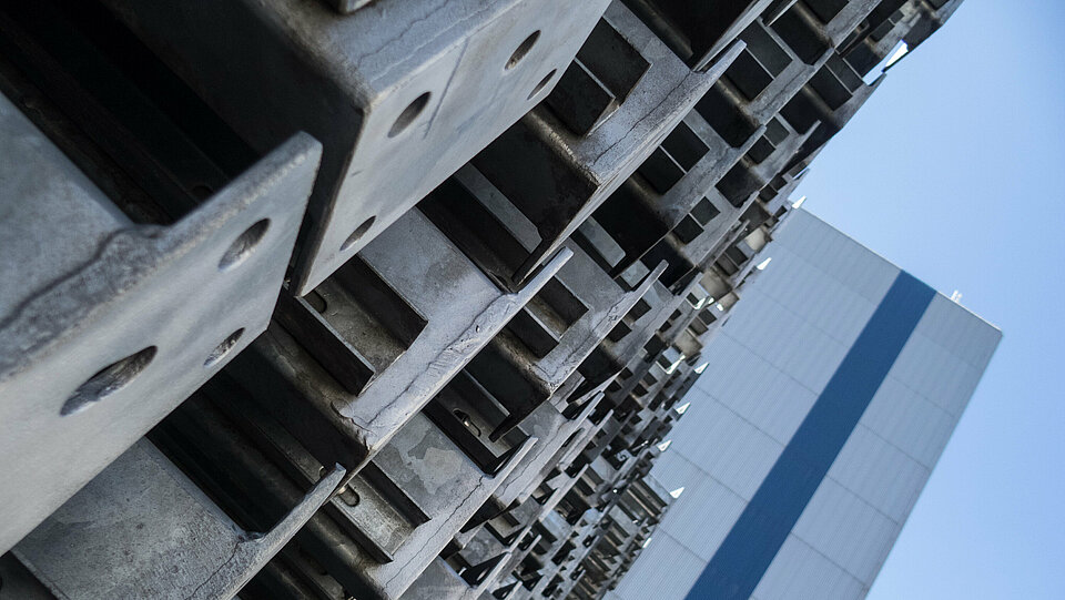 Baustoff Stahl: Stahlträger vor Stahlhochbau