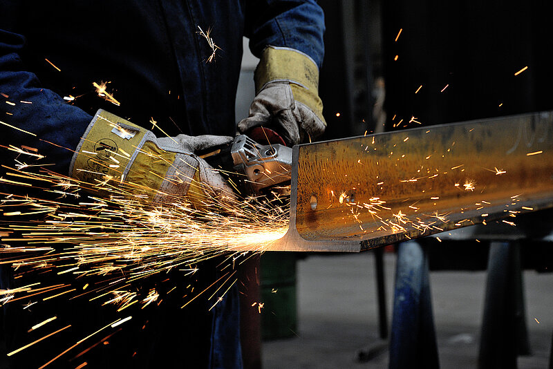 Grinding of a steel component in Rädlinger's facility in Cham, Germany