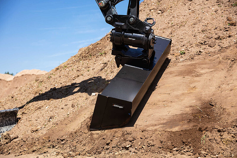 Designing an embankment with the Ditch Cleaning Bucket "Rigid" (up to 12 t) by Rädlinger mounted to a Rädlinger Tilt 90