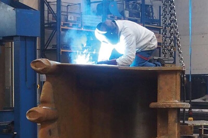 Welding work for the regeneration of an excavator bucket at Rädlinger