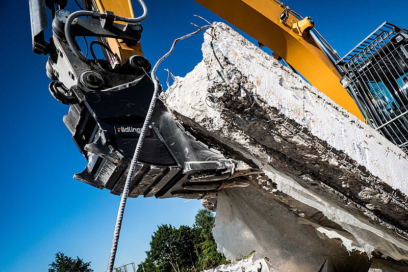 Excavation Bucket by Rädlinger lifting a segment of reinforced concrete