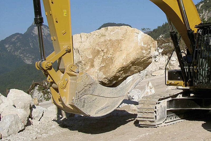 Steinverlegelöffel von Rädlinger beim Versetzen eines großen Gesteinsbrockens