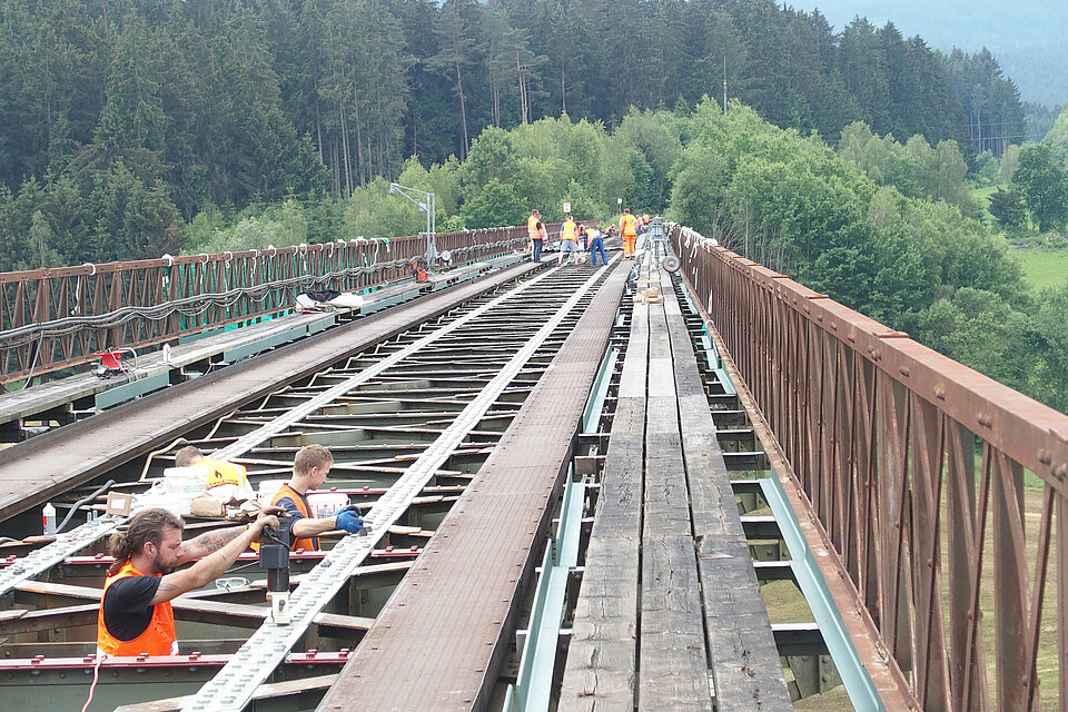 Verstärkung einer Fachwerkbrücke aus Stahl durch Rädlinger