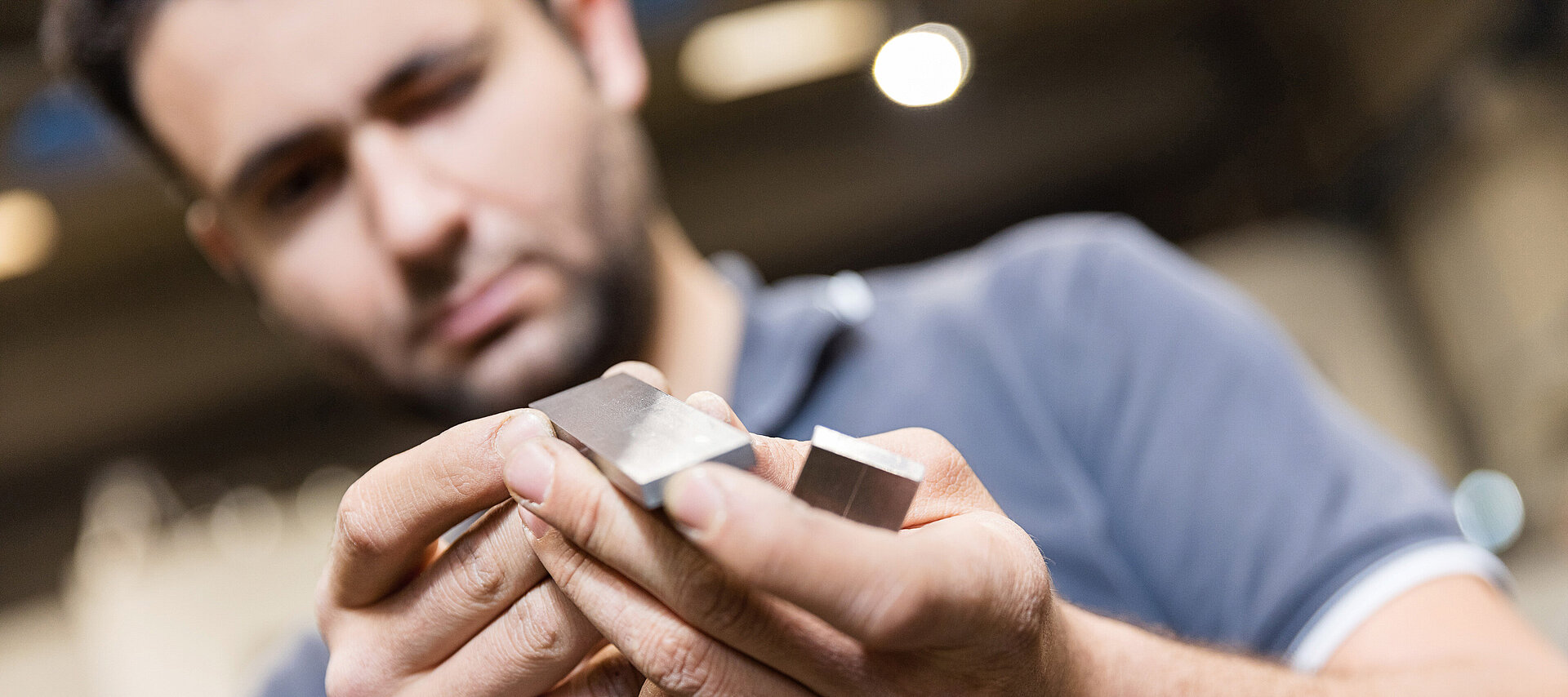 Close inspection of a steel component for quality assurance at Rädlinger