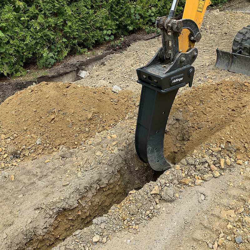 Cable Bucket by Rädlinger cuts a cable trench for the roll-out of fibre communication lines