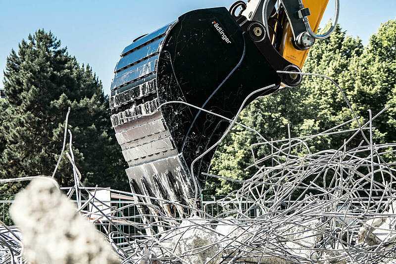 Universal Bucket for Demolition and Recycling by Rädlinger loading demolition waste