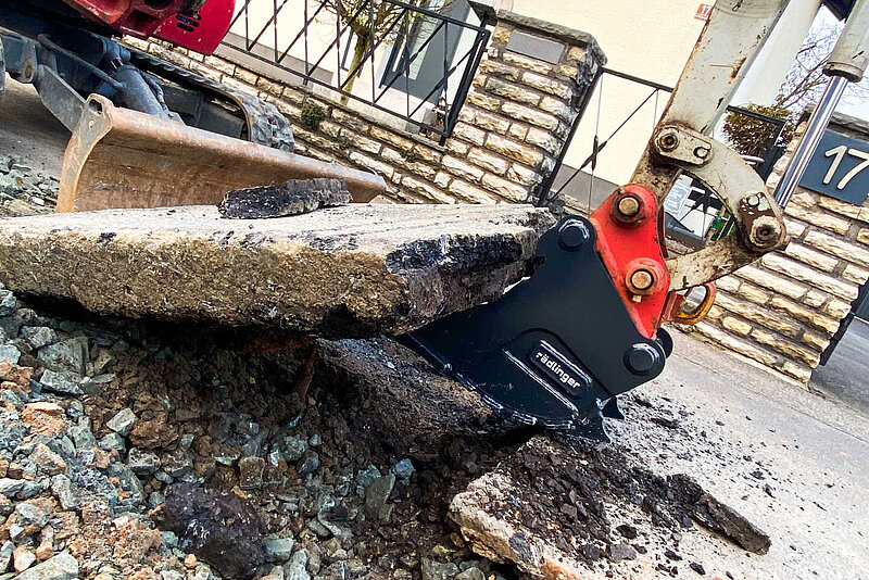 Hebeln einer Asphaltdecke mit dem Ausbruchlöffel von Rädlinger