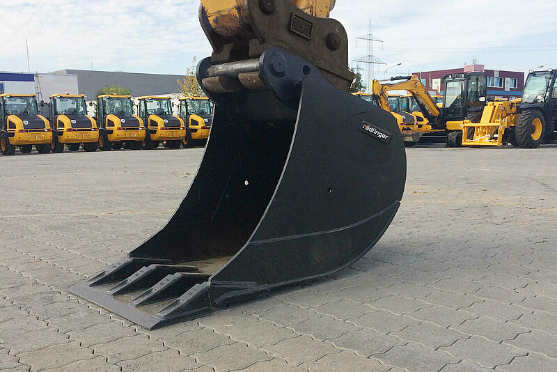 Standard Backhoe Bucket (11 to 40 t) by Rädlinger mounted to a quick coupler