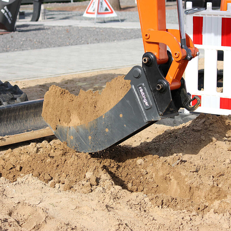 Excavated soil heaped on a Cable Bucket by Rädlinger