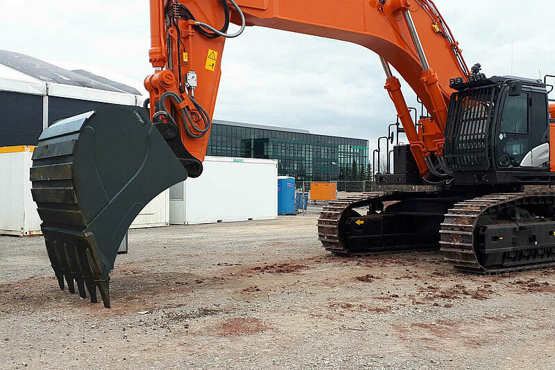 Backhoe Bucket Individual/Heavy by Rädlinger mounted to a demolition excavator