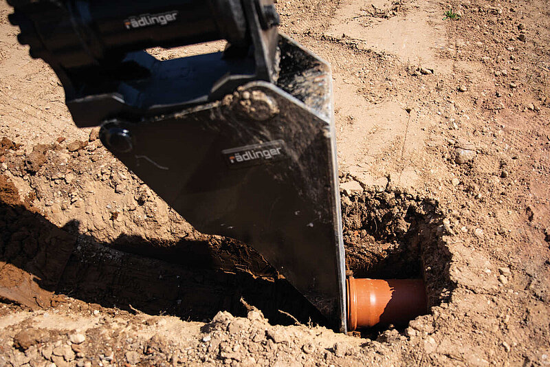 Vertical digging with the Excavator Spade