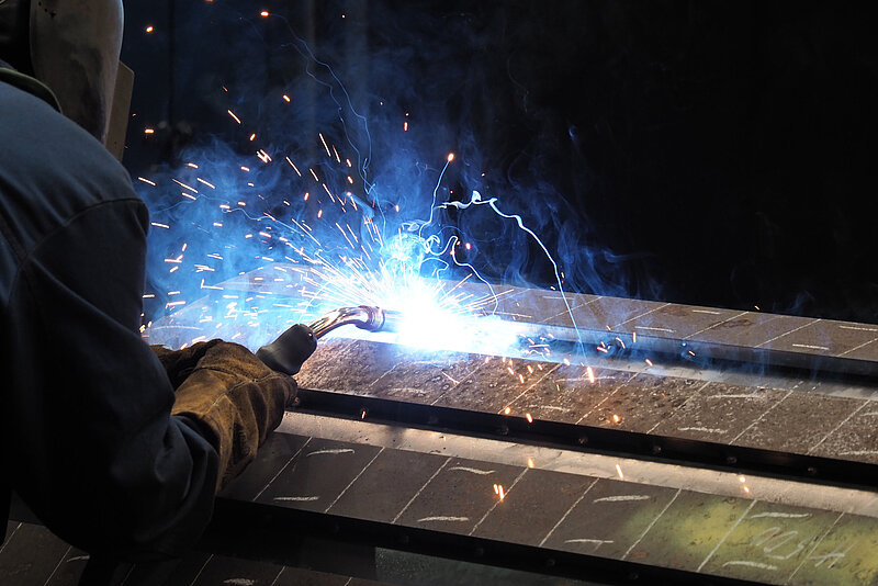 Welding reinforcement onto an excavator bucket in Rädlinger's facility in Cham, Germany