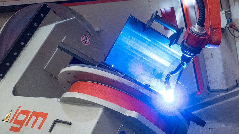 Welding robot processing an excavator bucket in Rädlinger's facility in Schwandorf, Germany