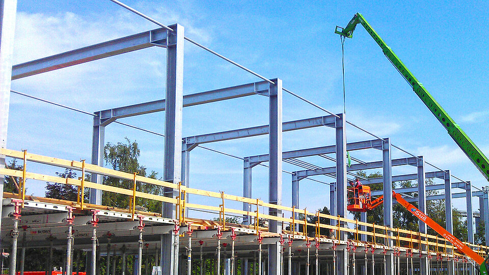 Steel construction for a hall by Rädlinger