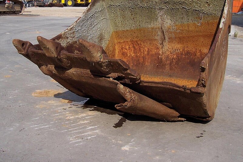 Damaged excavator bucket before regeneration