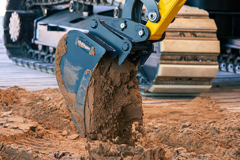 Backhoe bucket locked to a Rädlinger Quick Coupler MS