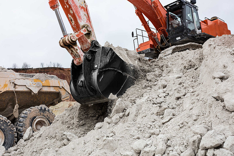 Loading of kaolin sand with the Rock Bucket by Rädlinger