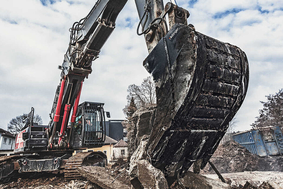 Excavator bucket from Rädlinger Maschinen- und Stahlbau, one of the leading suppliers of construction machine equipment in Germany