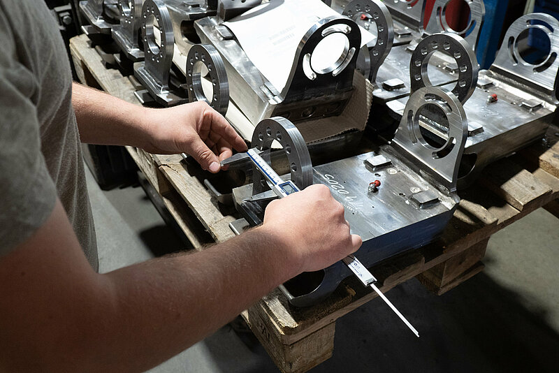 Schnelle Prüfung mit Messschieber in der Wareneingangsprüfung zur Qualitätssicherung bei Rädlinger Maschinen- und Stahlbau