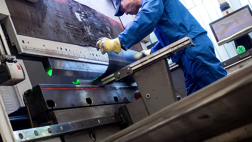 Folding of steel plates in Rädlinger's facility in Schwandorf, Germany