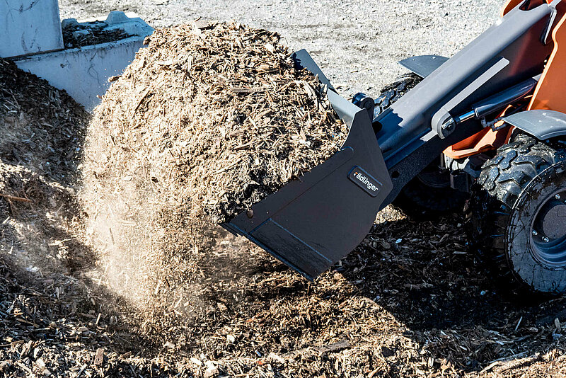 Unloading of wood chips with the General Purpose Shovel from Rädlinger