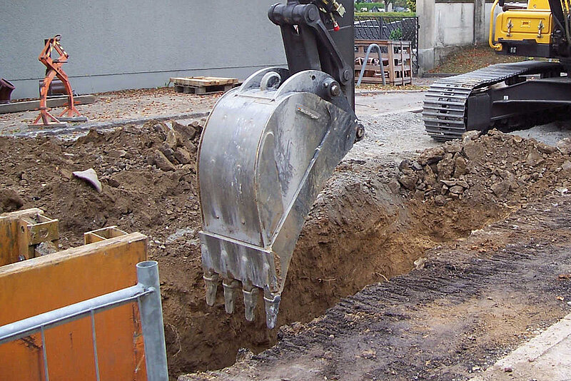 Sewer Bucket by Rädlinger in close to vertical position for easy cutting in conduits