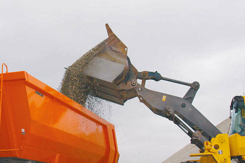 Handling of gravel with the Light Material Shovel for wheel loaders by Rädlinger