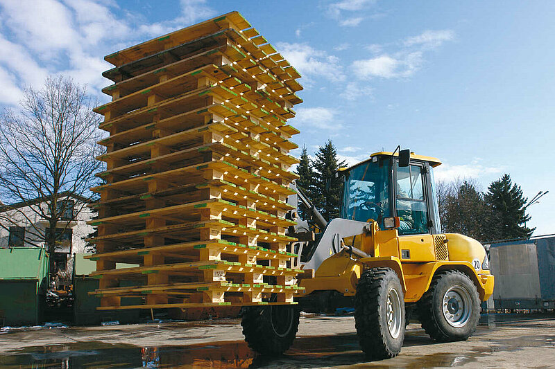 Transport of stacked pallets with the Pallet Fork for wheel loaders by Rädlinger