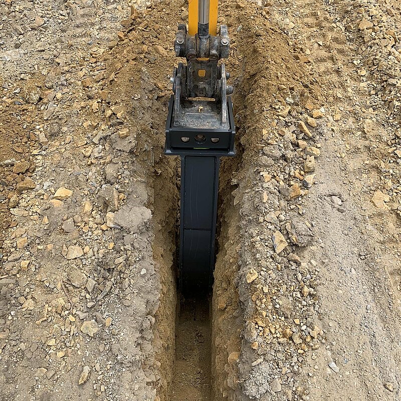 Trench cut in the perfect width for the roll-out of fibre communication lines with the Cable Bucket by Rädlinger