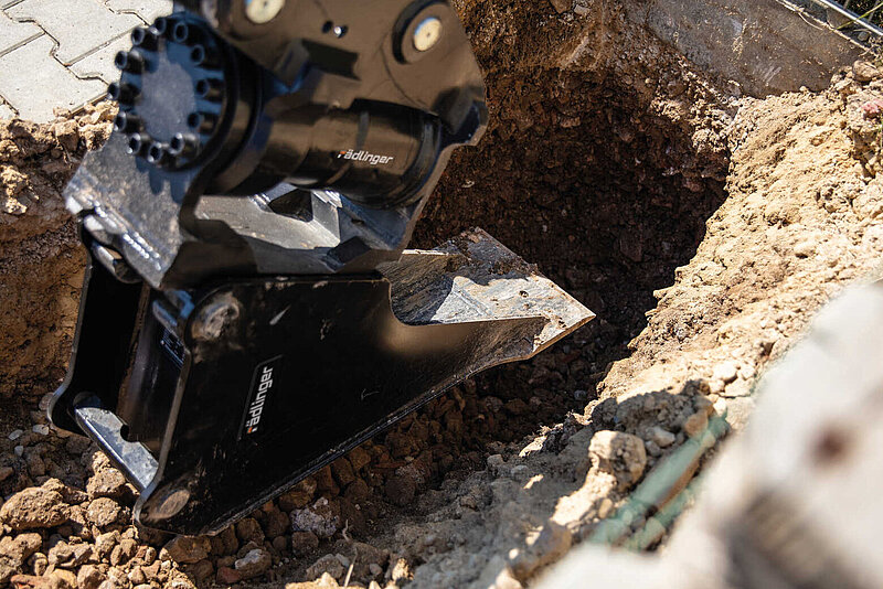 Horizontal excavation with the Excavator Spade