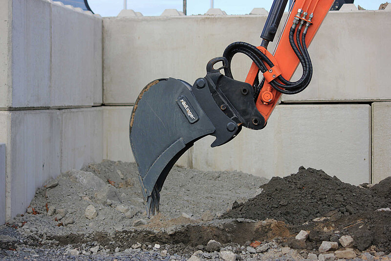 Side view of a Standard Backhoe Bucket (up to 6 t) by Rädlinger