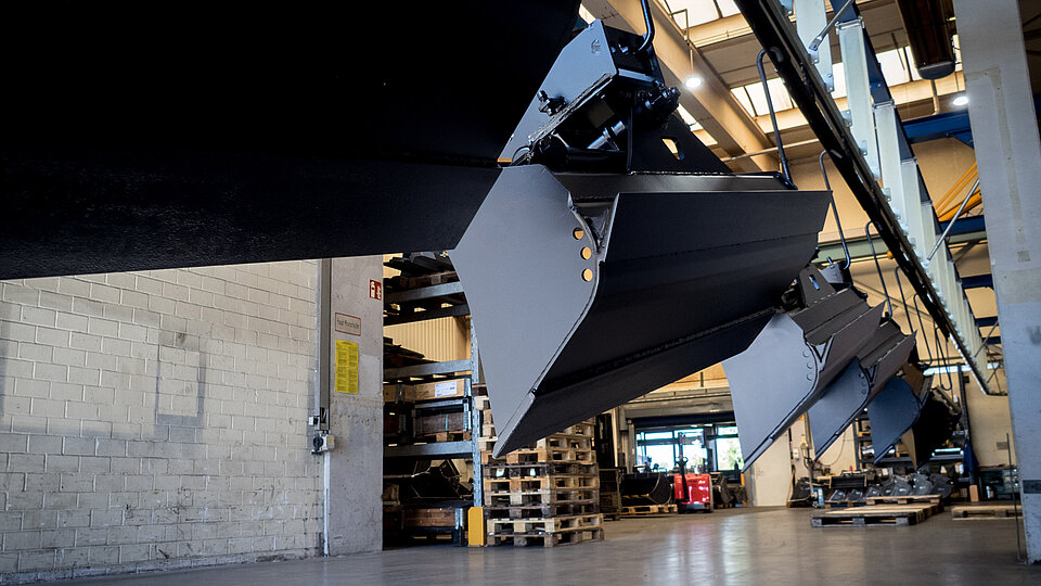 Paint shop with finished excavator buckets in Rädlinger's facility in Schwandorf, Germany