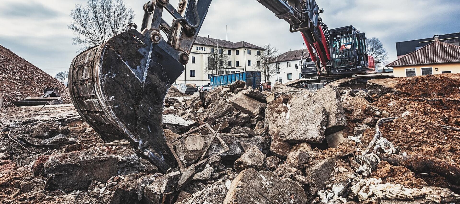 Tieflöffel für Abbruch und Recycling von Rädlinger im Einsatz