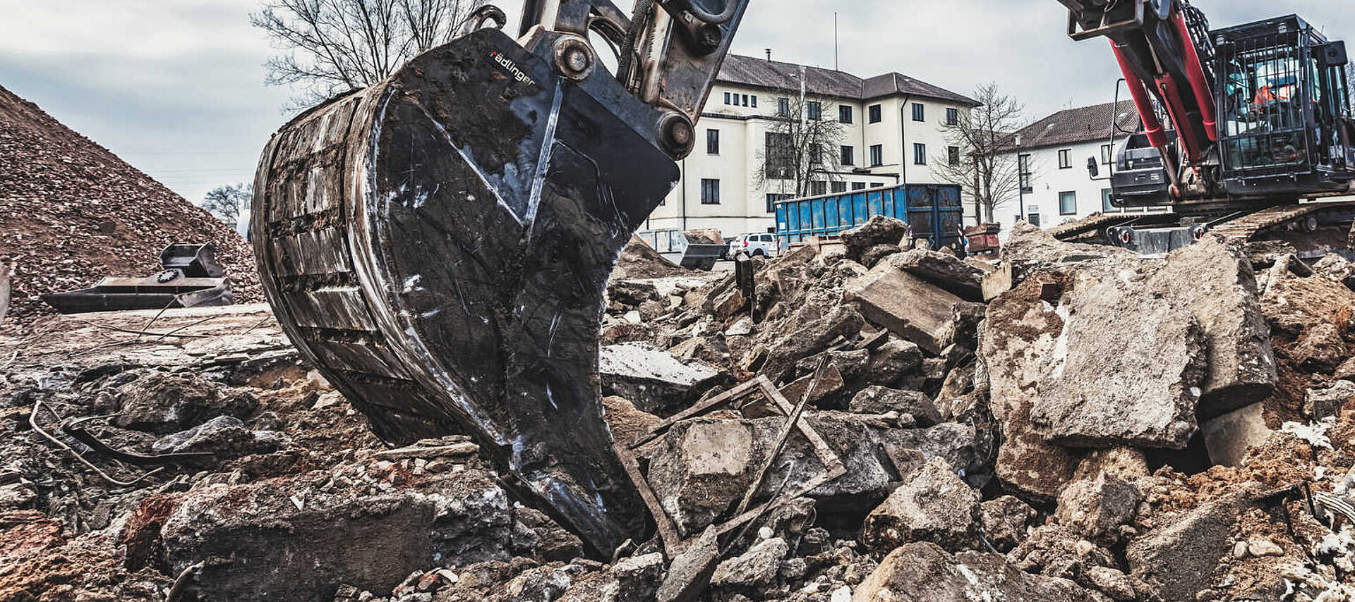 Baggerlöffel an Abbruch-Bagger im Einsatz