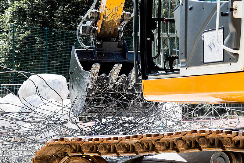 Universal Bucket for Demolition and Recycling by Rädlinger seperating reinforcement from reinforced concrete