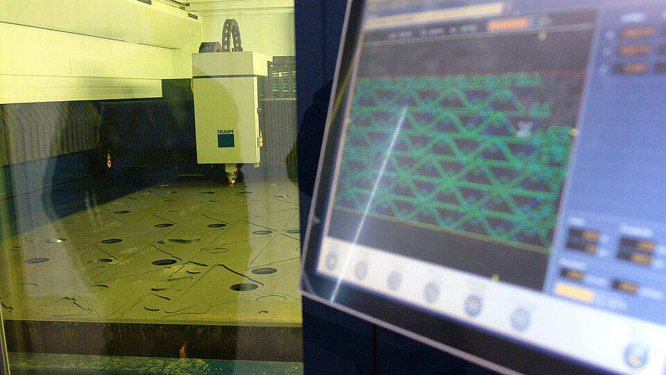 Laserschneiden von Stahlbelchen im Werk Schwandorf von Rädlinger Maschinen- und Stahlbau