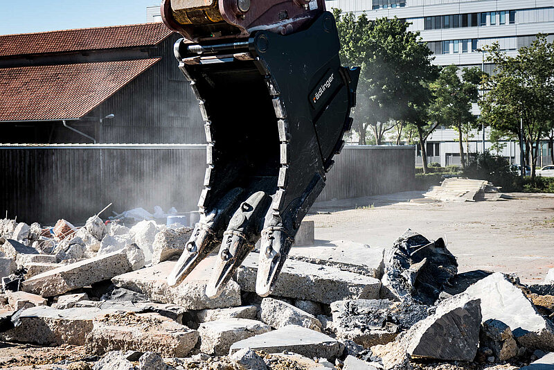 Ausbruchlöffel von Rädlinger mit speziellen Panzerungsstufen für den Einsatz im Abbruch