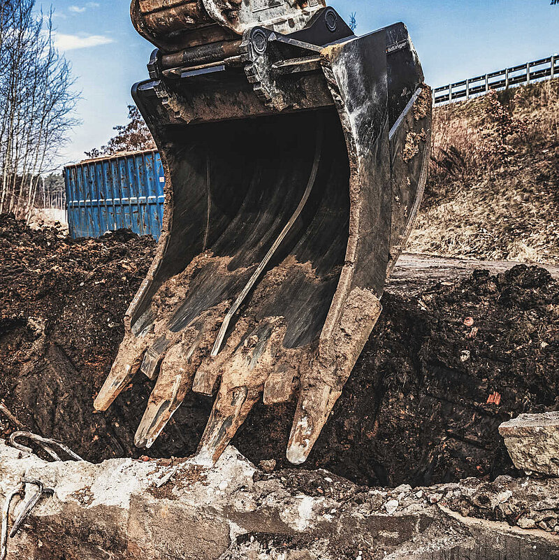 Fundamentlöffel von Rädlinger beim Umsetzen gelöster Fundamentteile